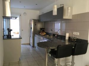 Kuchnia lub aneks kuchenny w obiekcie Villa individuelle 8 personnes clim, internet