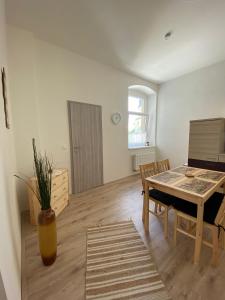 een woonkamer met een tafel en een vaas bij Pension Eberhart in Treuen