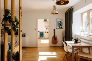 sala de estar con mesa y guitarra en Apartmán v srdci Znojma „Jako doma“, en Znojmo