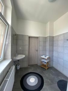 ein Badezimmer mit einem Waschbecken, einer Badewanne und einem WC in der Unterkunft Pension Eberhart in Treuen