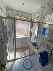 bagno con doccia, lavandino e servizi igienici di Ferien-/Monteurwohnung Linge (Marienheide) a Marienheide