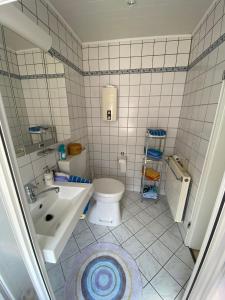 bagno con servizi igienici e lavandino di Ferien-/Monteurwohnung Linge (Marienheide) a Marienheide