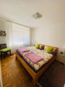 una camera da letto con un letto con cuscini verdi e viola di Ferien-/Monteurwohnung Linge (Marienheide) a Marienheide