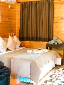 Cama ou camas em um quarto em Cabanas Capoeiras