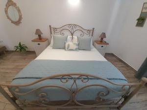 a bedroom with a metal bed with pillows on it at Alisachni in Kini