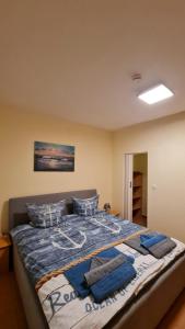 ein Schlafzimmer mit einem großen Bett mit blauen Kissen in der Unterkunft Ferienhaus Wiese und Meer in Zinnowitz