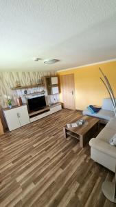 ein Wohnzimmer mit einem Sofa und einem Tisch in der Unterkunft Ferienhaus Wiese und Meer in Zinnowitz