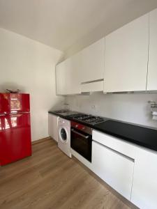 A kitchen or kitchenette at Villa Maremonti - con 3 piscine