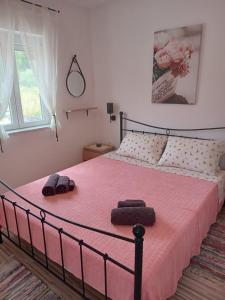 Apartman Kastelanic في Brbinj: غرفة نوم عليها سرير وفوط