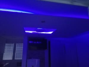 niebieski sufit z niebieskim światłem w pokoju w obiekcie Aqua Bella Apartman w Segedynie +25 zdjęć