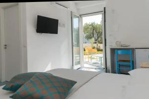 Casrienn في ماتيناتا: غرفة نوم مع سرير وتلفزيون على الحائط