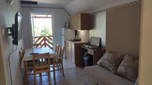 Kuchyňa alebo kuchynka v ubytovaní Lelle Lelke Apartmanház