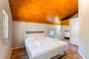 Ένα ή περισσότερα κρεβάτια σε δωμάτιο στο Villa NoviSol +30 φωτογραφίες