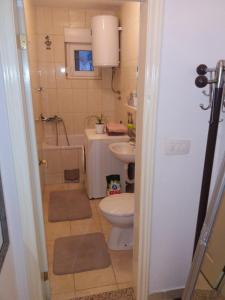 Kylpyhuone majoituspaikassa Obala