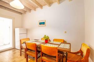 Nona Marina's refurbished family home في بينيتسيس: غرفة طعام مع طاولة وكراسي