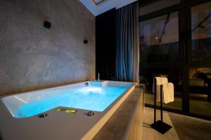 Bazén v ubytování VELVET rooms & more nebo v jeho okolí