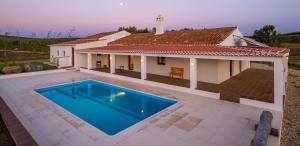 BaleizãoMonte do Pantaleão的一栋房子前面有游泳池的别墅