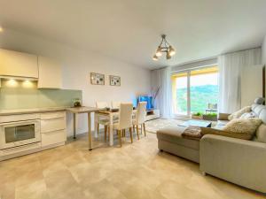 Kuchyňa alebo kuchynka v ubytovaní Apartamenty Szóstka Wisła Kamienna