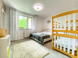 Posteľ alebo postele v izbe v ubytovaní Apartamenty Szóstka Wisła Kamienna