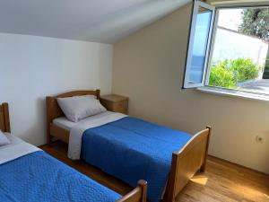 Postel nebo postele na pokoji v ubytování Apartmani Tomić