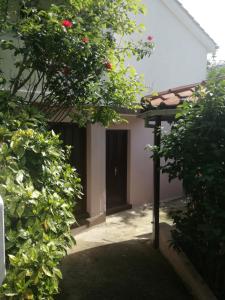 uma vista exterior de uma casa com um jardim em Studio Klara em Draga Bašćanska