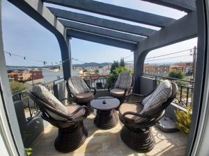 een terras met stoelen en een tafel op een balkon bij Apartmani Miljana in Bar