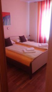 2 aparte bedden in een kamer met een raam bij GABY apartment-center of Plitvička Jezera in Plitvička Jezera