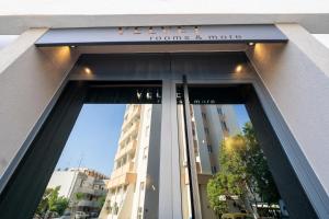 uma porta para um edifício com um sinal em VELVET rooms & more em Zadar
