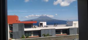 uma vista para uma montanha a partir de um edifício em AL Vista Alegre em Horta