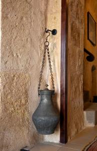 een vaas aan de zijkant van een muur bij Kadievi in Urgup