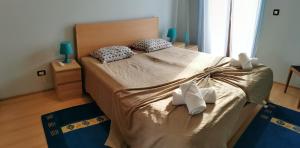 1 dormitorio con 1 cama grande y 2 almohadas en Apartment Lara en Rovinj