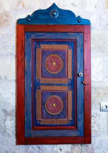 uma porta de madeira azul numa parede em Kadievi em Ürgüp