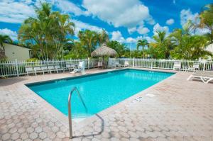 Der Swimmingpool an oder in der Nähe von Travelodge by Wyndham Florida City/Homestead/Everglades