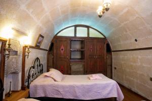 a bedroom with a bed in a room with an arch at Kadievi in Urgup