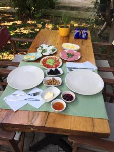 una mesa de picnic con platos y tazones de comida. en Serenity Bungalow Çamyuva, en Ağva