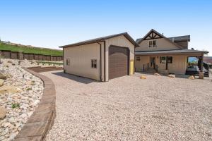 ein Haus mit Garage und Kiesauffahrt in der Unterkunft Cubbyz Cabin in Garden City