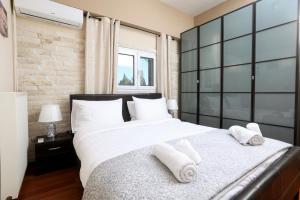 Säng eller sängar i ett rum på Luxury Apartments Christos