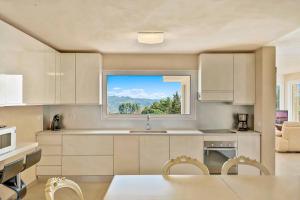 A kitchen or kitchenette at Villa Olympia Pool Sea View Mountains Lake Nature Sleeps 8 Air Conditioning Wi-Fi