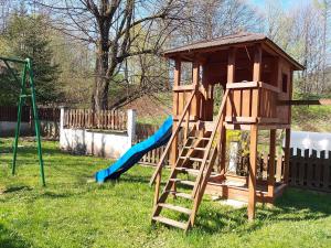 ザコパネにあるApartament Bolek i Apartament Lolekの滑り台と遊具のある遊び場