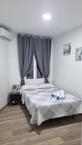 Cama o camas de una habitación en Hostal Vara Madrid