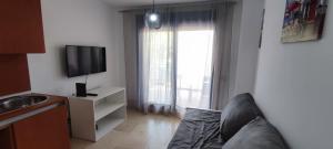 Televízia a/alebo spoločenská miestnosť v ubytovaní RESIDENCIAL LOS PATOS PLAYA