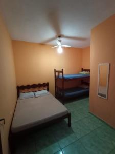 Ένα ή περισσότερα κρεβάτια σε δωμάτιο στο Pousada/suites Praia Grande III