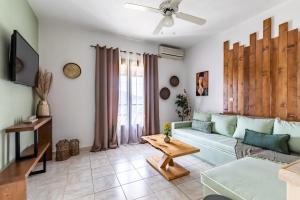 TV a/nebo společenská místnost v ubytování Giasemi Apartments
