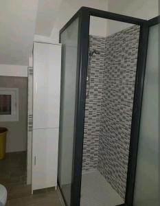 eine Dusche mit Glastür im Bad in der Unterkunft casa vacanze Rosanna in Balestrate