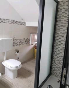 ein Bad mit WC und Glastür in der Unterkunft casa vacanze Rosanna in Balestrate