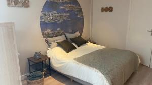 Ένα ή περισσότερα κρεβάτια σε δωμάτιο στο BNB In het centrum van Enkhuizen
