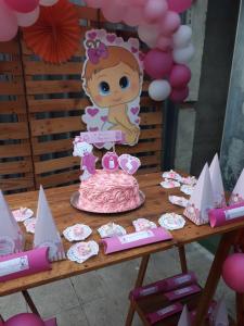 a table with a cake and a princess party at Tu Casa in Asunción