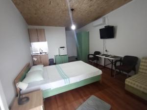 Llit o llits en una habitació de Lakeview Apartments Stojovic