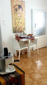 ein Esszimmer mit einem weißen Tisch und weißen Stühlen in der Unterkunft HOUSE AURORA 50 in Ostuni