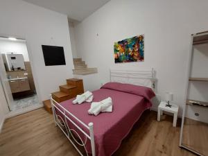 a bedroom with a bed with two towels on it at Al cortiletto in Castellammare del Golfo